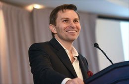 ハーバード大学のデビッド・シンクレア教授は、老化は病気であると主張しています